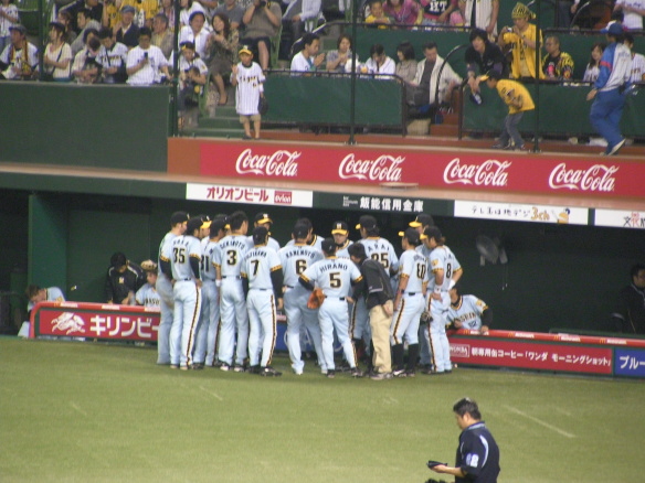西武ドーム一塁側ダグアウト前 円陣を組む阪神タイガース